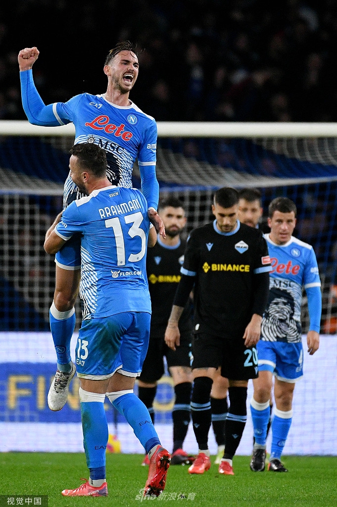 比利时前锋梅尔滕斯在禁区内冷静扣过防守球员，他的眼神专注而锐利，准备起脚射门的瞬间，整个球场的呼吸仿佛都为之凝固。