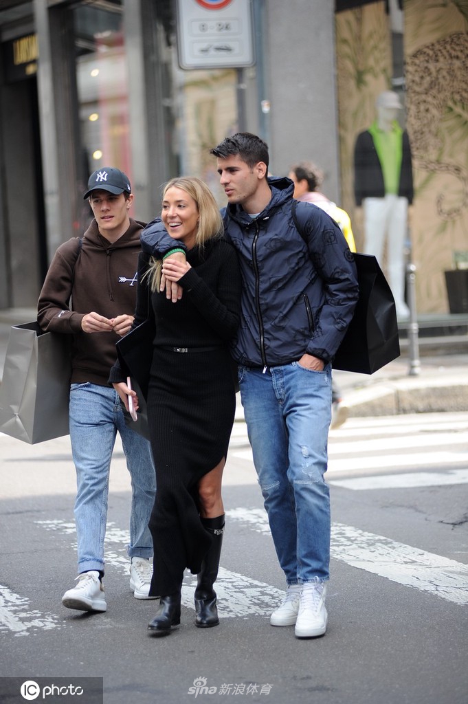 购物间隙的私语瞬间，爱丽丝微笑着聆听莫拉塔说话，眼神中闪烁着专注与温柔的光芒。