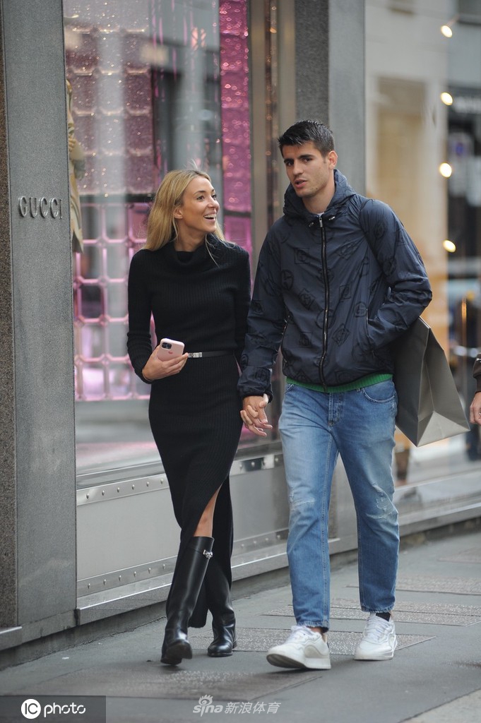 爱丽丝展示着选购的商品，莫拉塔在一旁点头认可，日常生活中最平凡的互动也洋溢着陪伴的温暖。