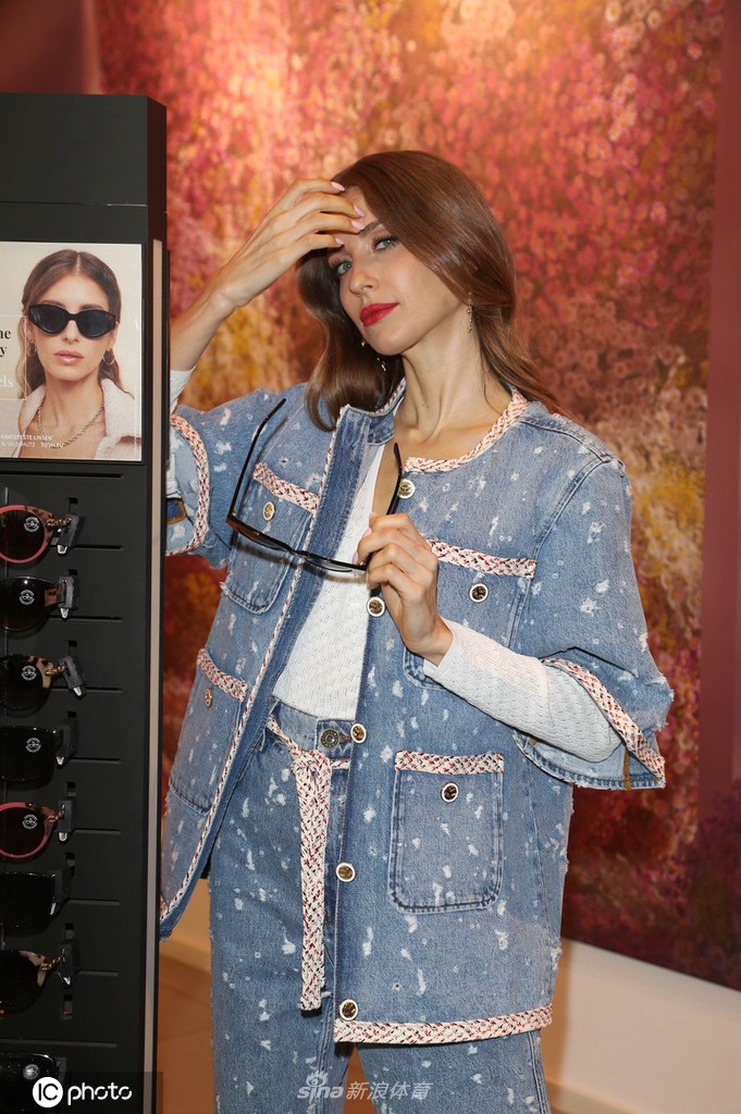 凯茜最终选择了一款时尚墨镜，佩戴后整体造型更添星味，展现自信微笑