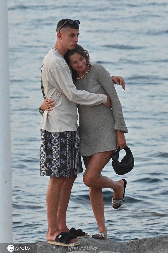 伴侣二人亲密相拥，索菲娅笑容灿烂地环抱着哈弗茨