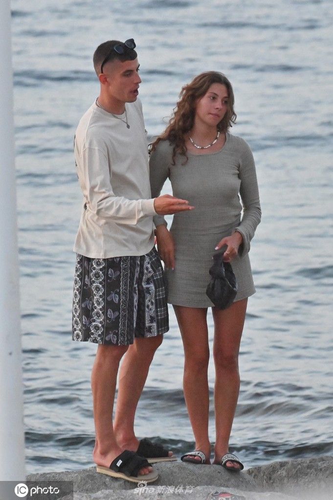 索菲娅望向哈弗茨的侧脸，眼神中充满爱意与笑意