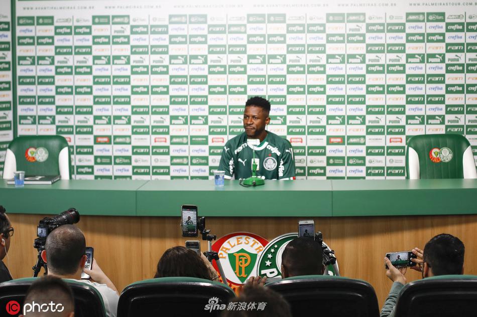 在与俱乐部高层的合影中，拉米雷斯手捧围巾，举止优雅，开启了职业生涯充满挑战的绿色新篇章。