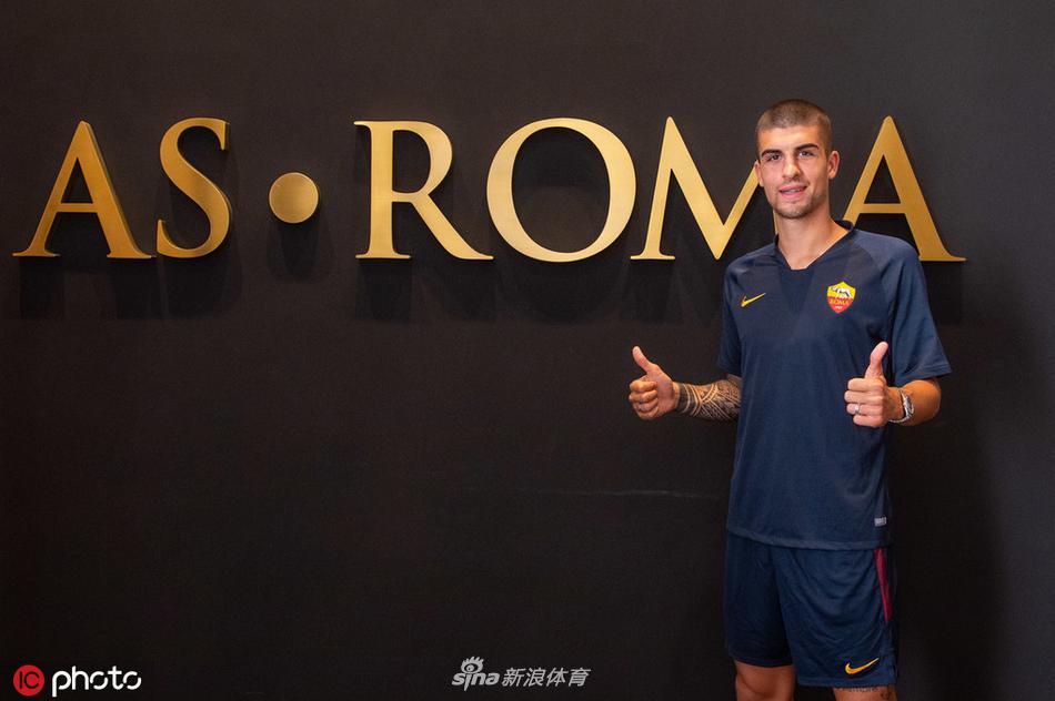 在训练场上，曼奇尼全神贯注地投入有球训练，阳光下他奔跑的身影，预示着即将为罗马的每一场比赛倾尽全力。