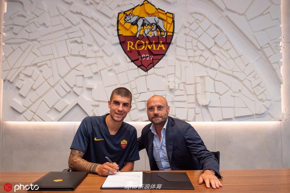 在聚光灯下，曼奇尼低头认真整理着身上崭新的罗马战袍，金色的队徽在灯光下熠熠生辉，象征着一段新征程的开启。