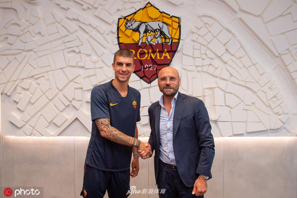 曼奇尼在罗马训练基地的正式亮相仪式上，面对镜头挥手致意，眼神中透露出对未来的坚定信念和十足的信心。