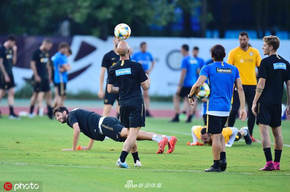 训练结束后，一脸稚气的埃斯波西托被队友揽着肩膀，这位出自国米青训的小将正认真聆听着老大哥的指点，象征着蓝黑军团未来的希望。