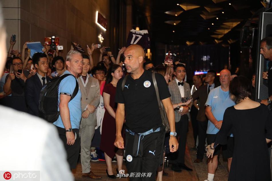 身披蓝色战袍的曼城众将面带轻松笑容，在香港的夜色下步出机场，举手投足间散发着冠军球队的从容与自信，瞬间点燃了接机球迷的热情。