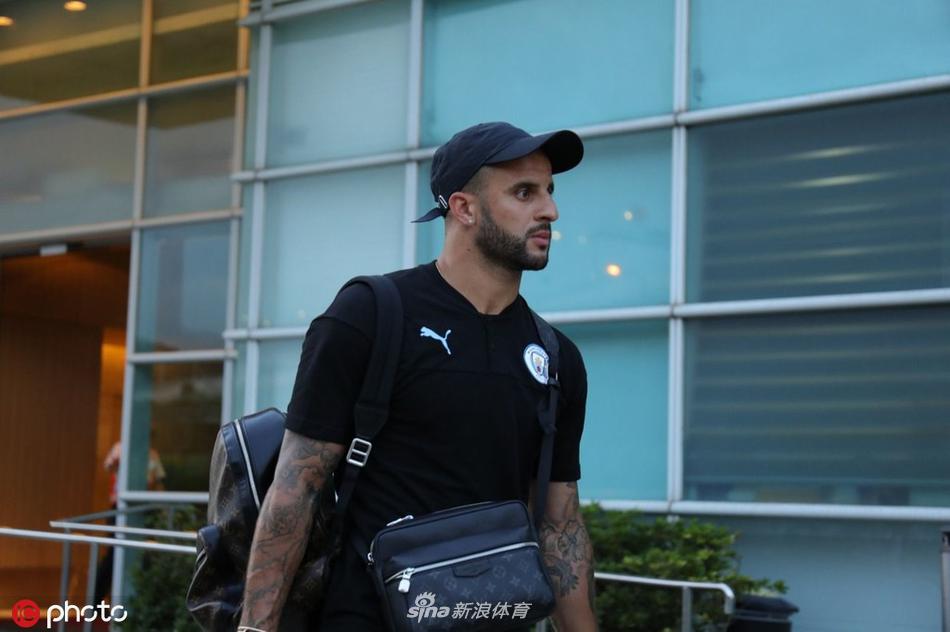 赛后，远征香港的曼城球迷在看台上兴奋地挥舞着围巾，他们脸上的笑容与蓝色的旗帜交相辉映，成为这个胜利夜晚最温暖动人的背景。