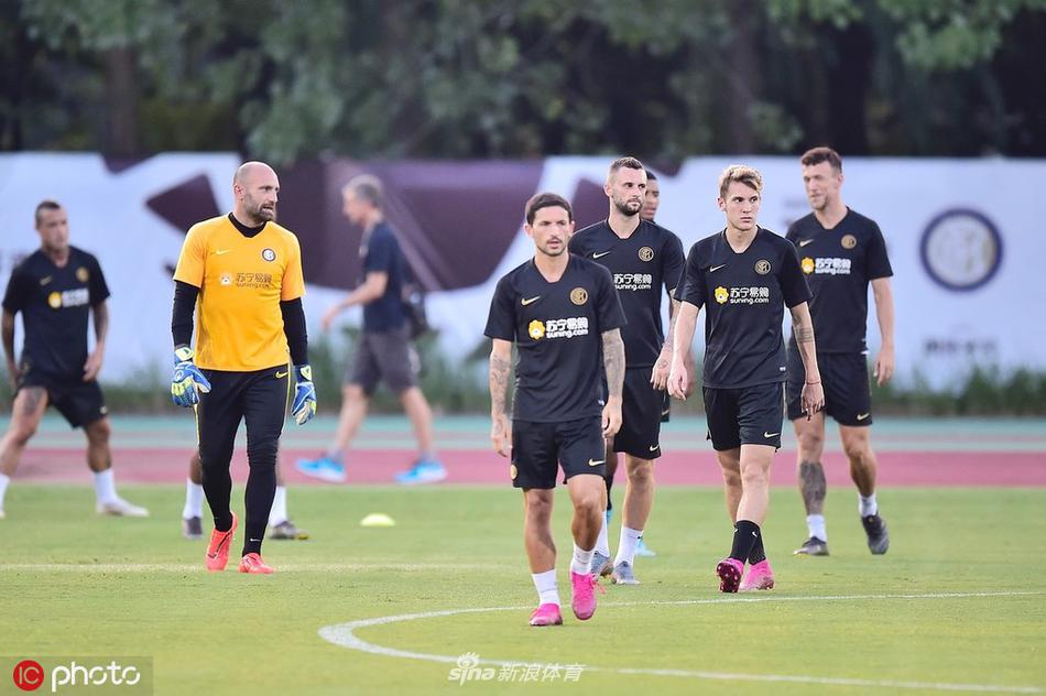 训练场上，刚刚加盟的后防领袖戈丁完成了一次教科书般的精准抢断，让现场观摩的记者们纷纷感叹宝刀不老，他与德弗赖、什克的防线组合令人充满遐想。