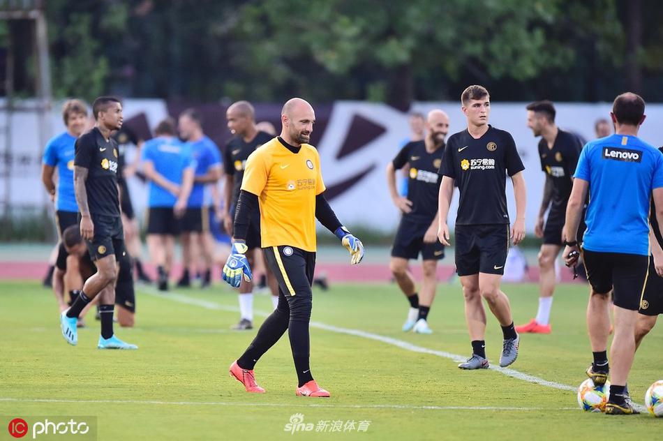 身着训练背心的国米球员们围成一个圈，肩并肩互相鼓劲，在孔蒂的指挥下凝聚成一个强大的整体，决战前的团结气氛感染着看台上的每一个人。