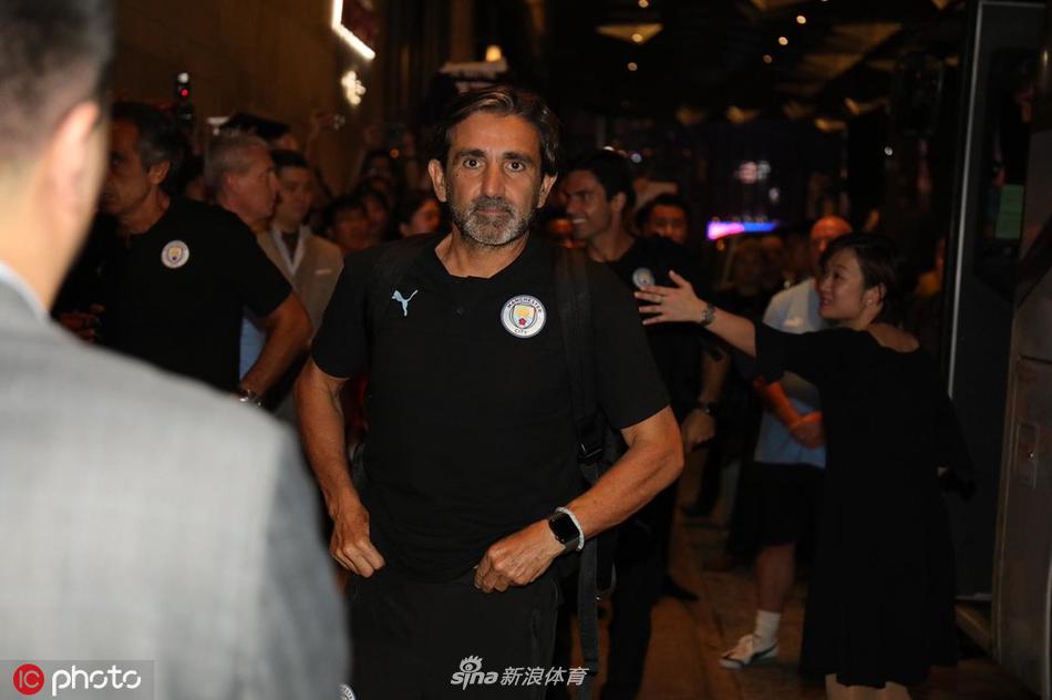 进球后的萨内张开双臂激情奔跑庆祝，身后的杰志球员显得无可奈何，整个香港大球场都被这粒精彩的进球瞬间点燃，欢呼声震耳欲聋。