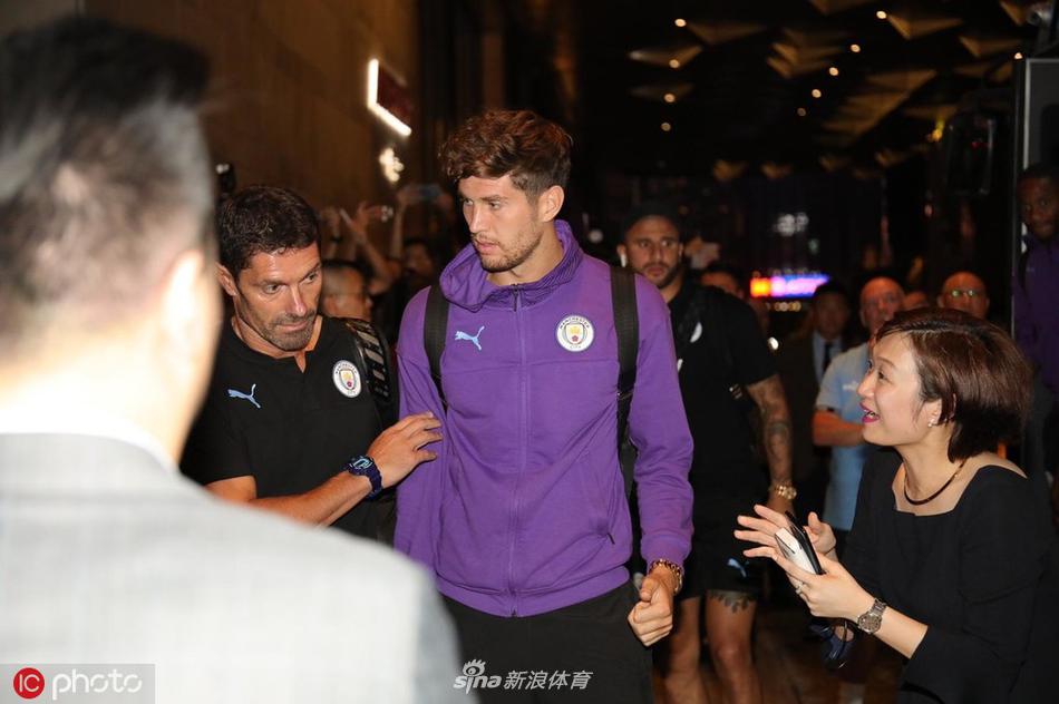 大卫·席尔瓦在人群中闲庭信步般控球，他那优雅的转身和精准的传球，完美诠释了中场艺术大师的风范，仿佛将比赛节奏掌控在自己的脚下。