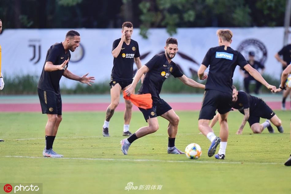 训练间隙，汗水浸透了布罗佐维奇的球衣，他弯下腰大口喘着粗气，身旁的矿泉水瓶成了最好的降温神器，但这正是孔蒂魔鬼训练的日常写照。