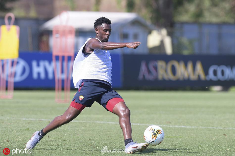 科拉罗夫在训练中露出标志性的大力金刚腿，即将开出的任意球带着呼啸的风声，他的经验和左脚依旧是红狼定位得分的致命武器。