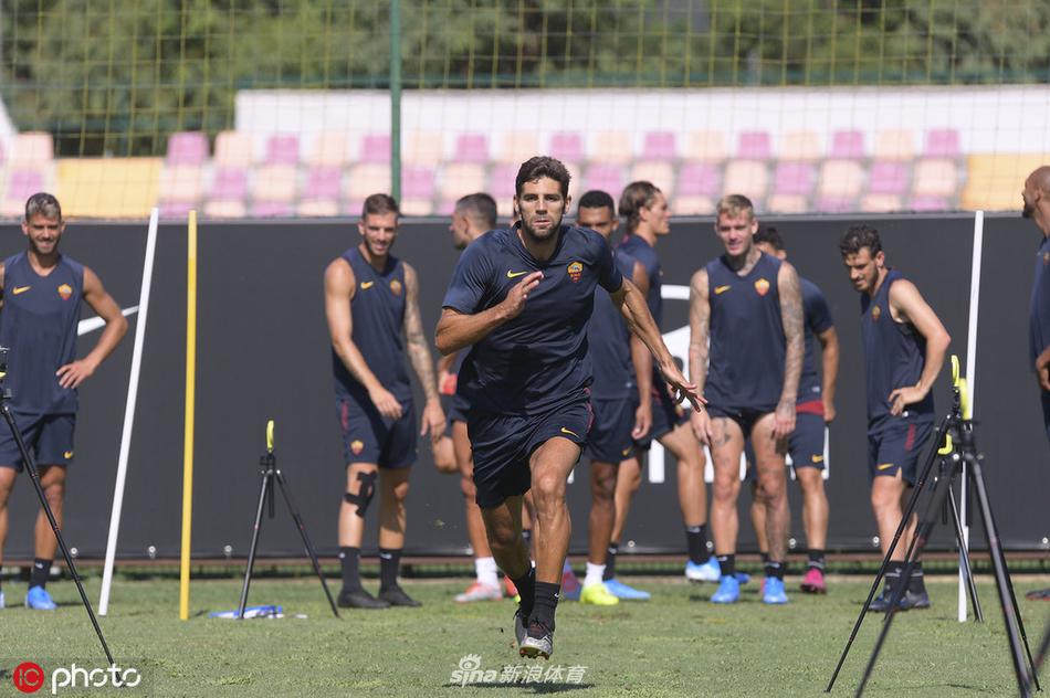 云代尔在边路露出狡黠的笑容，脚下灵活地拨弄着皮球，这位土耳其边锋将是新赛季罗马撕破对手防线的一把锋利匕首。