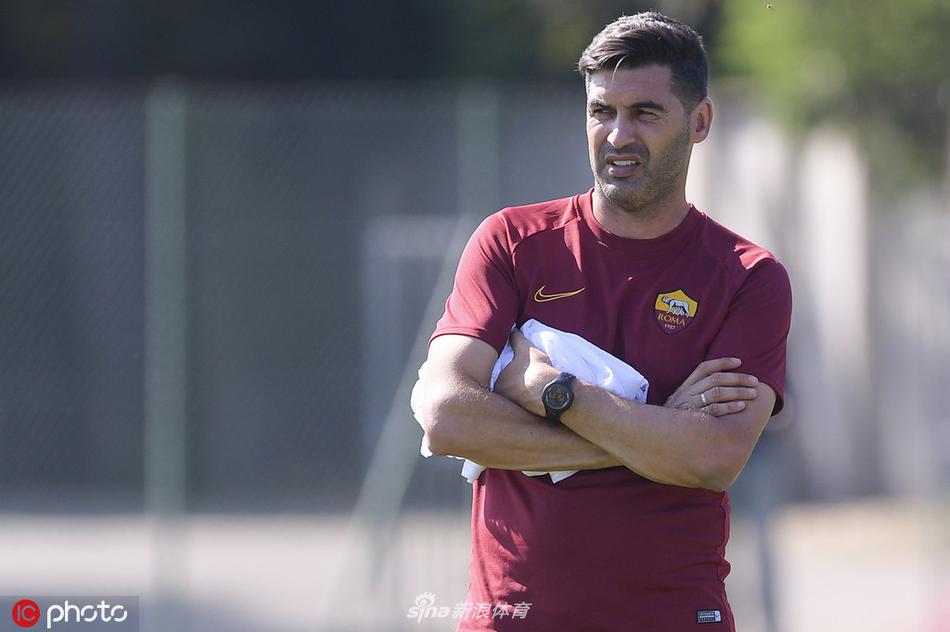 克里斯坦特在训练中眼神坚毅，他高高跃起争顶头球，中场悍将的防守覆盖和后插上进攻，将是罗马攻防转换中一道坚实的屏障。