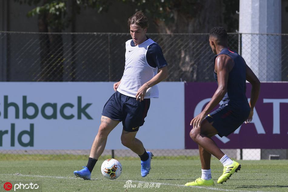 帕斯托雷在训练中轻盈地带球转身，宛如在绿茵场上跳起探戈，他的灵性和创造力将是丰塞卡手中变幻节奏的秘密武器。