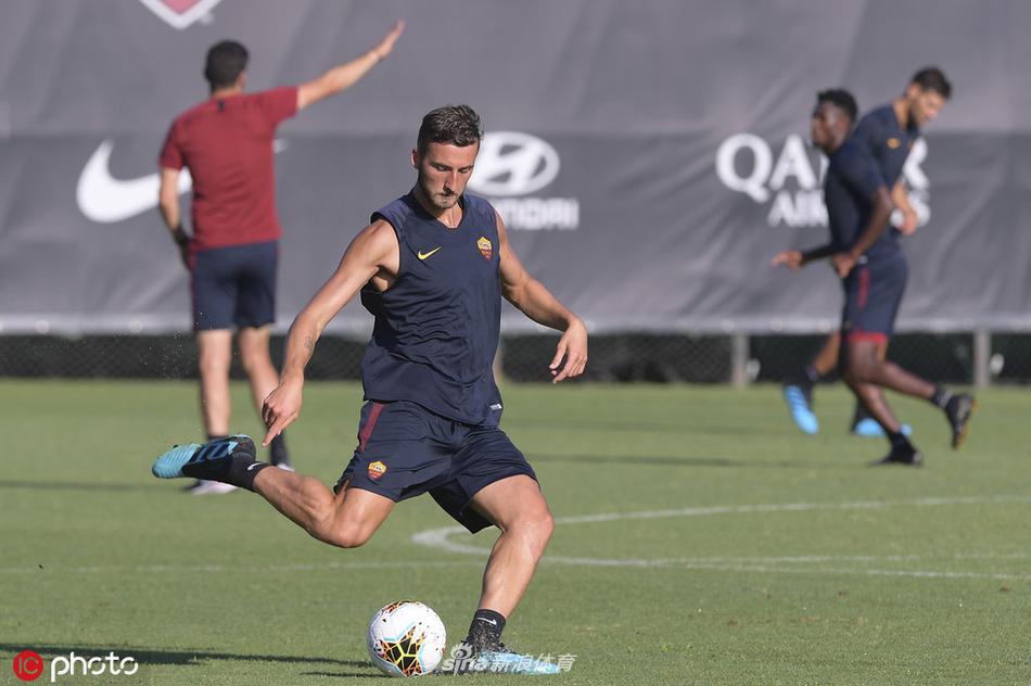 训练场边，摆放着整排的冰桶和毛巾，几名罗马队员正围坐在一起，用冰水降温，团队氛围融洽，备战有条不紊