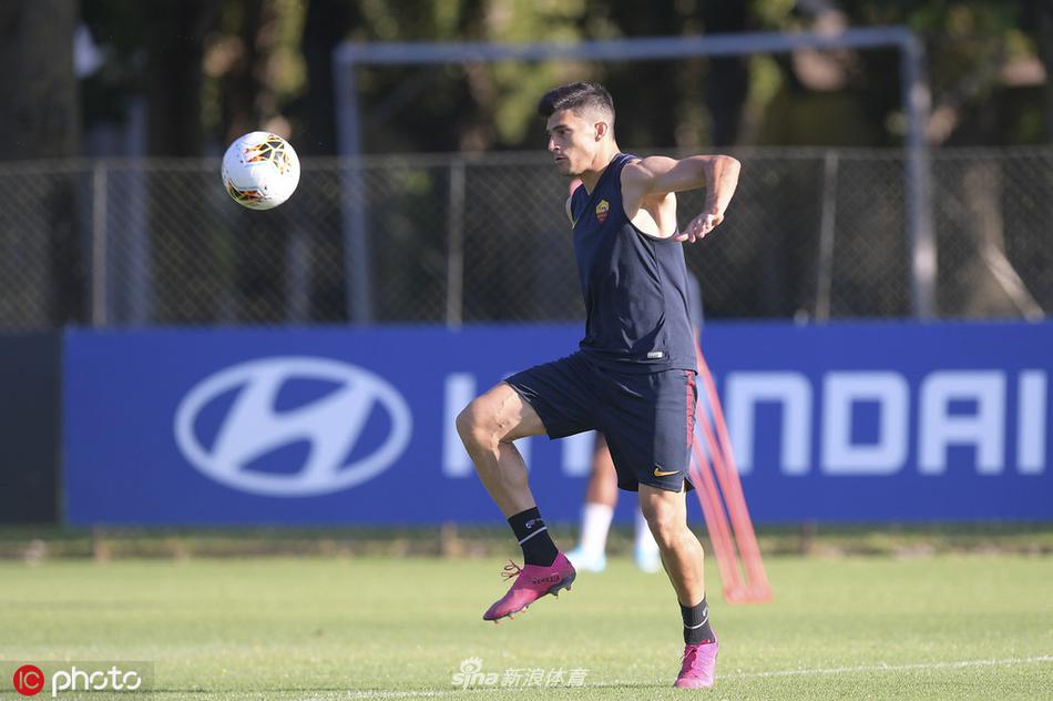 远景中，整个罗马训练队在夕阳下慢跑放松，金色的阳光洒在草地上，画面充满力量与希望，备战氛围浓厚