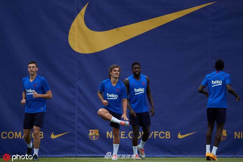 训练尾声，苏亚雷斯挥手致意场边球迷，感谢他们的守候，脸上写满回归的喜悦