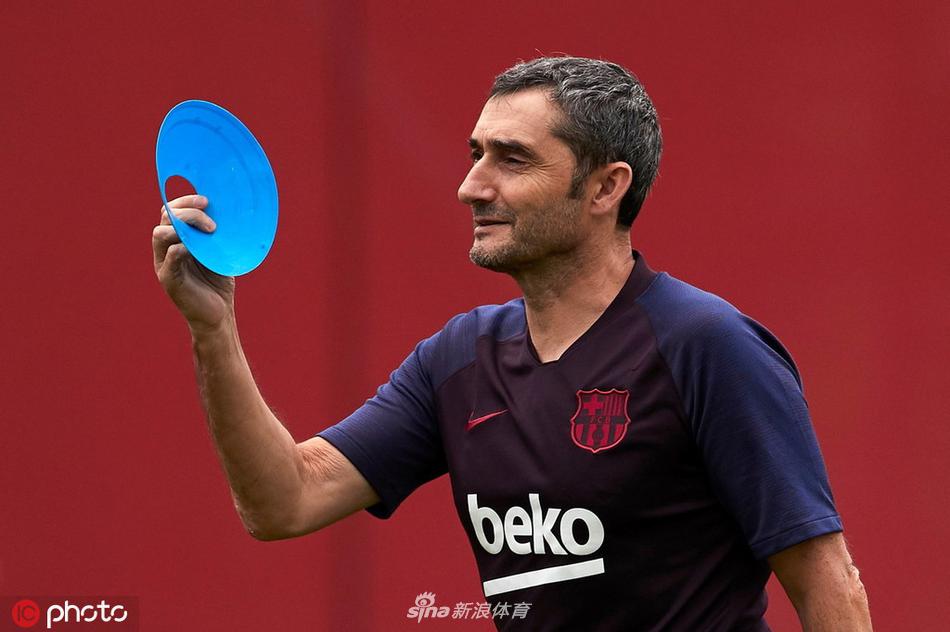 苏亚雷斯在体能教练陪同下进行冲刺跑，眼神专注，为新赛季储备强劲体能