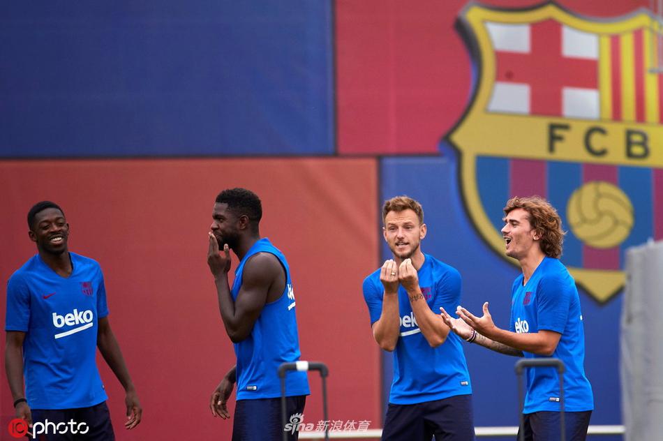 苏亚雷斯在分组对抗中背身拿球，凭借强壮身体护住皮球，队友在身后贴身紧防