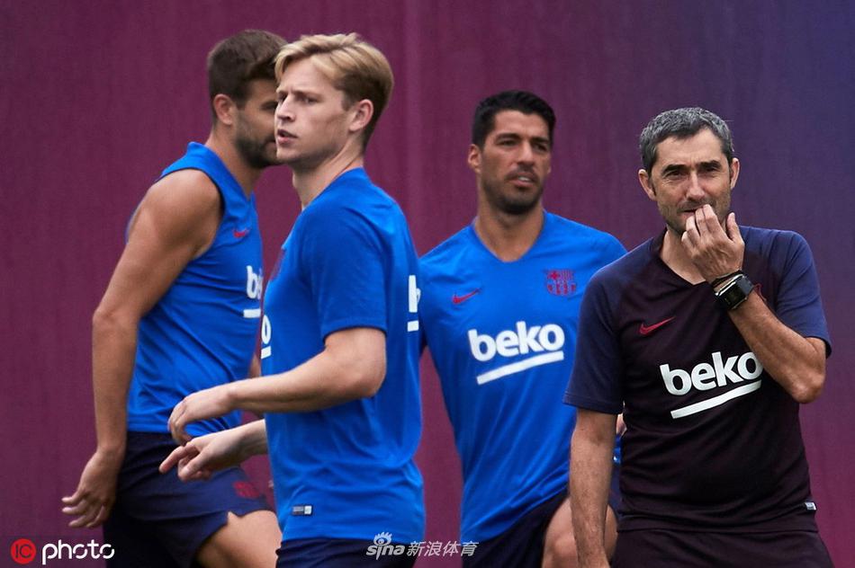 训练中的高光时刻，苏亚雷斯侧身凌空抽射，皮球如出膛炮弹般飞入球网