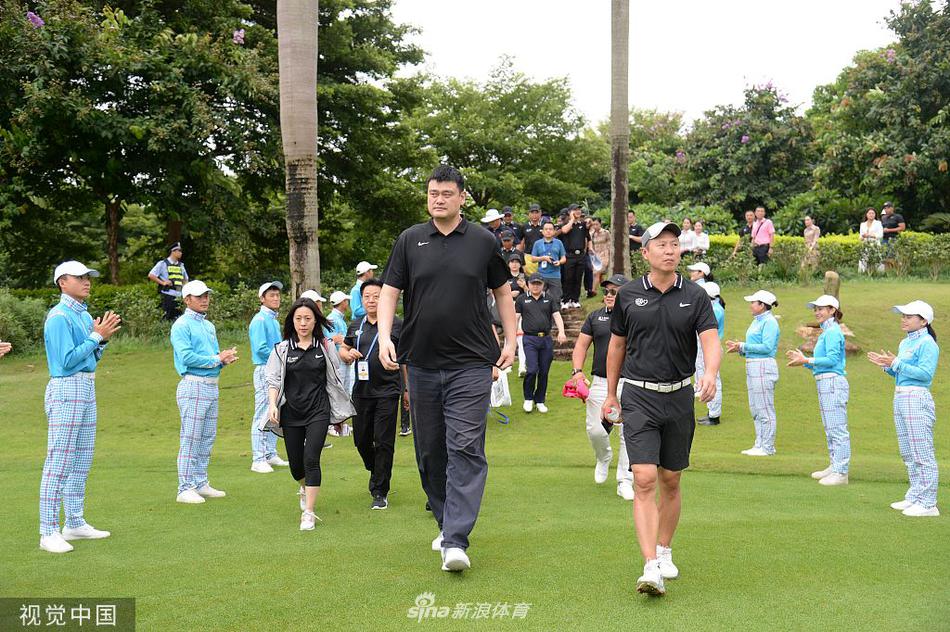 活动结束后,姚明在众人簇拥下离开球场,他步履稳健,脸上依旧挂着亲和的笑容,背景是刚刚结束比赛的球场会所