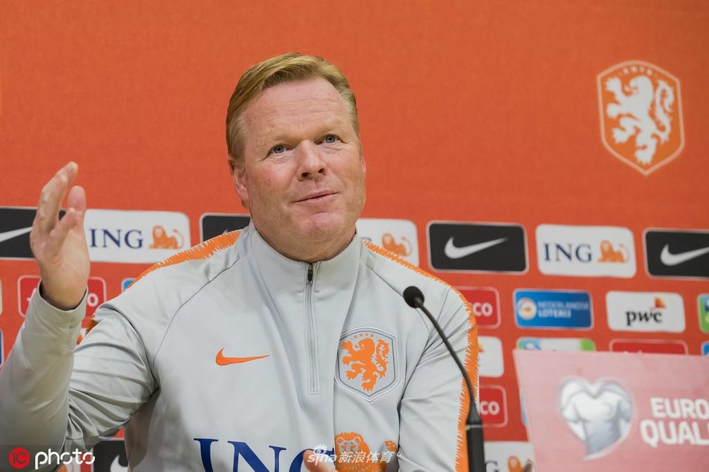 科曼与德佩在发布会上相视而谈，师徒二人的互动充满了默契，科曼的手势仿佛正在向德佩面授机宜，部署着攻陷爱沙尼亚防线的秘密计划。