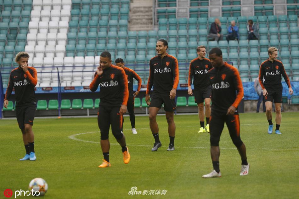 后防领袖范迪克在训练中高举手臂指挥防线站位，即使只是队内训练，他的神情也一丝不苟，彰显着世界级中卫的稳定与霸气。