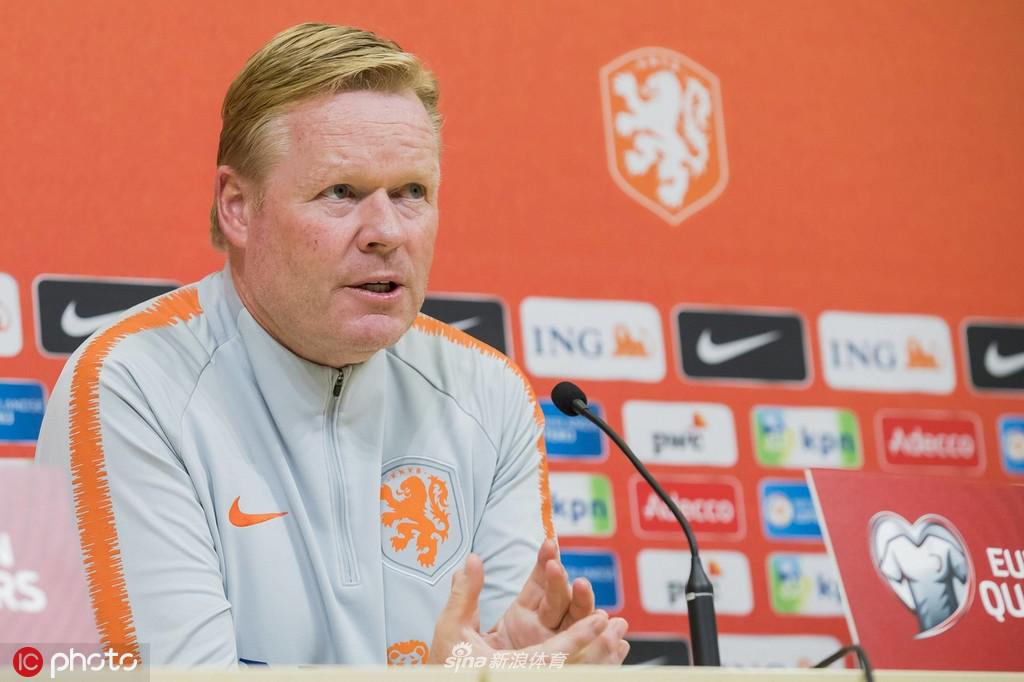 德佩在发布会上面带微笑，眼神中闪烁着对比赛的渴望与自信，他身着的白色衬衫象征着荷兰队纯净而高贵的足球传统，仿佛已经准备好用球场上的表现征服爱沙尼亚的赛场。