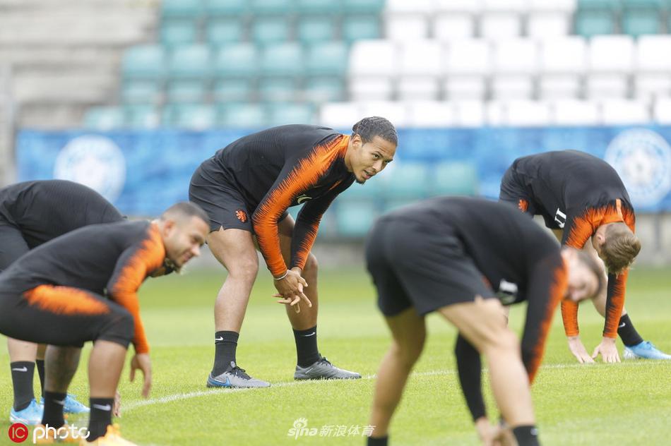 分组对抗结束后，球员们在场边进行恢复性训练，大家有说有笑，普罗梅斯正在和队友分享一个有趣的瞬间，汗水与笑容交织。