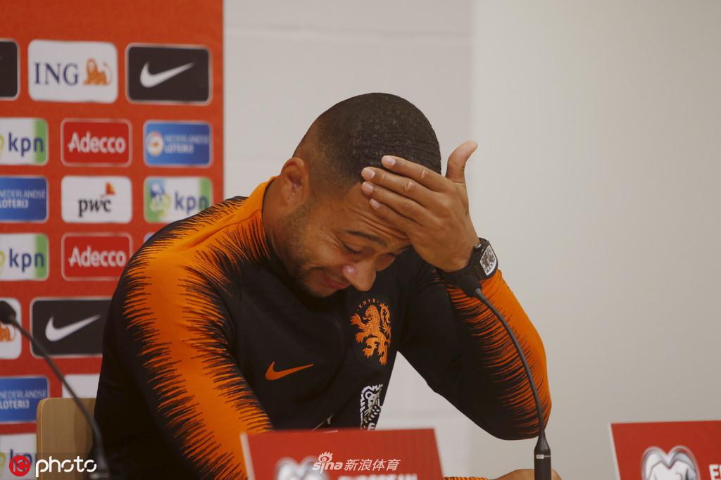 发布会接近尾声，科曼面带微笑地聆听德佩的发言，两人之间轻松的氛围透露出球队目前良好的备战状态，仿佛一切尽在掌握，静待哨响。