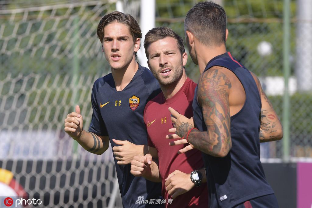 阳光下的特里戈里亚基地，罗马球员们正在进行紧张的抢圈练习，皮球在快速传递中划出弧线，气氛热烈。