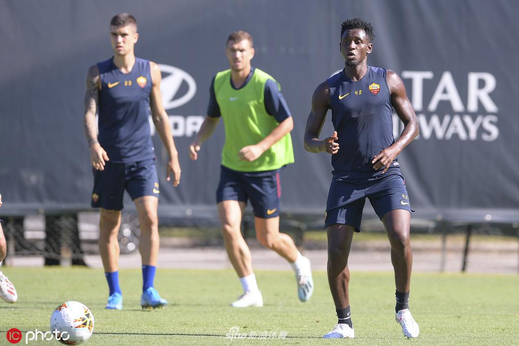 训练结束后，全队围成圆圈，球员们肩并肩，气氛融洽，展现出强大的团队凝聚力与备战决心。