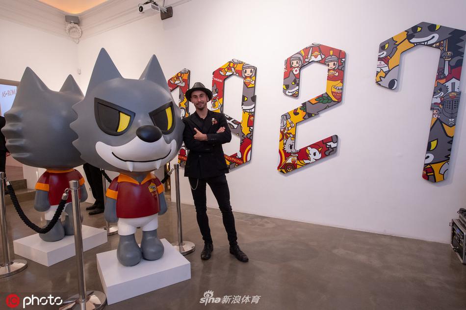 一组配饰细节图，包括雕刻着拉丁文纹样的皮质手环和造型复古的金属项链，放置在铺有罗马地图的展示台上，凸显精致工艺。