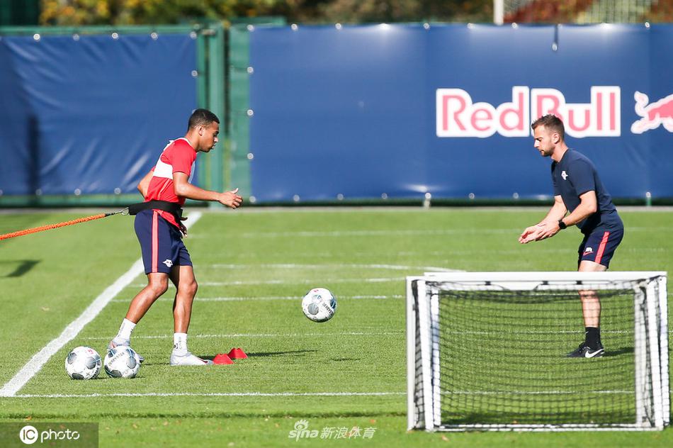 抢圈游戏中欢笑声不断，球员们用轻巧传递和即兴花活点燃训练场，团队默契在快乐中升华。