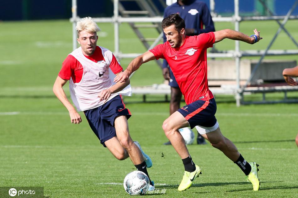 波尔森门前劲射如雷霆万钧，古拉西奇横身飞铲指尖几乎触到皮球，攻防瞬间令人屏息。