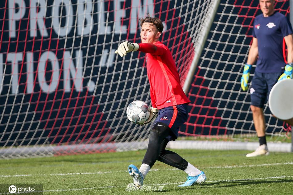 莱比锡众将慢跑热身，步伐稳健，神情轻松中带着坚定，汗水折射出备战的光彩。