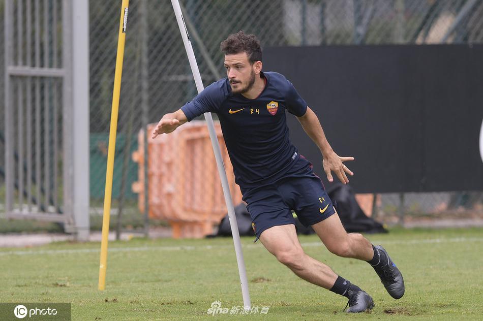 夕阳的余晖洒在训练场上，罗马球员正在进行分组对抗。一次激烈的拼抢后，皮球腾空而起，仿佛也在预示着即将到来的联赛恶战。