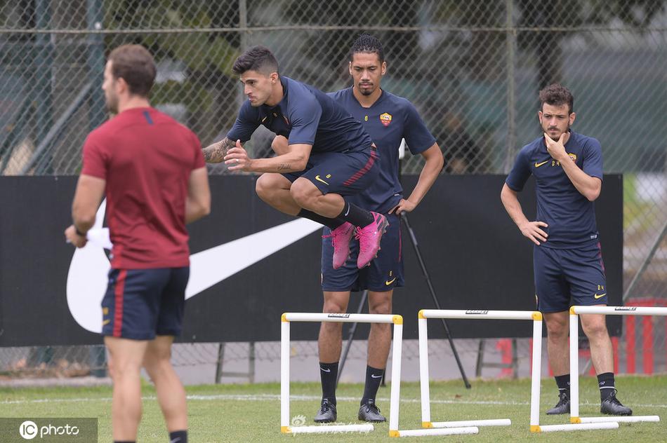 训练结束后，一名罗马球员独自加练任意球。皮球划出一道美妙的弧线绕过人墙，精准坠入网窝，队友们在场边为他鼓掌叫好。