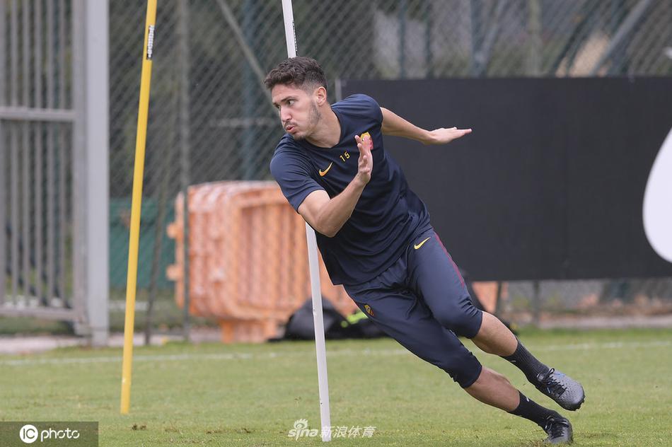 战术训练环节，一名罗马球员正在展示细腻的脚下技术。足球仿佛黏在他的脚下，身边的队友则严阵以待，准备随时进行逼抢。