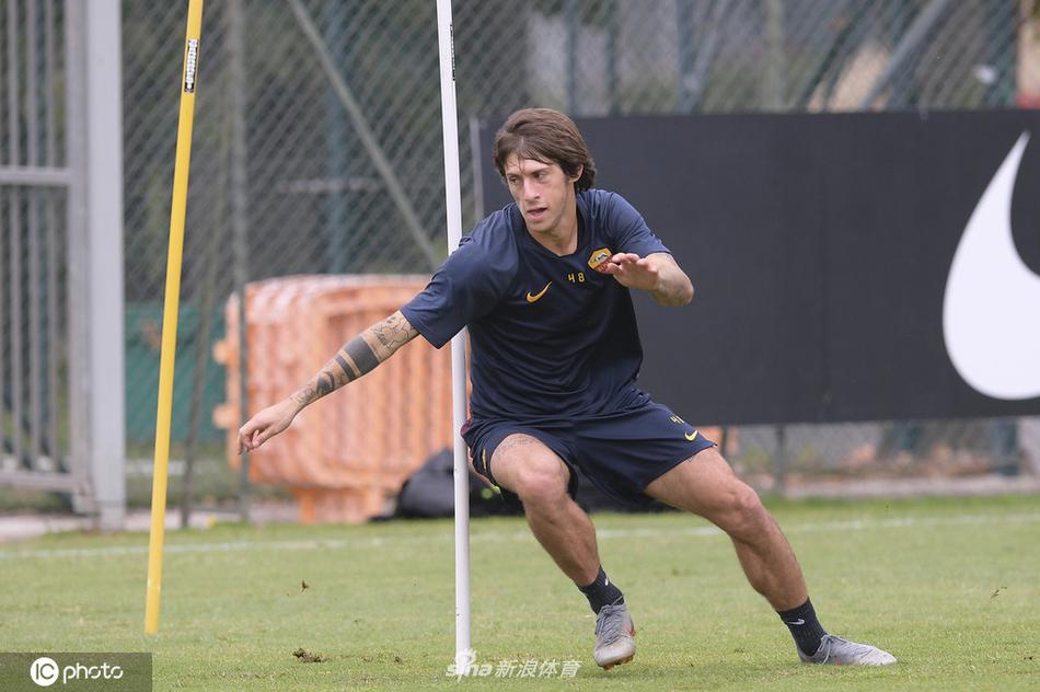 在训练的尾声，哲科与姆希塔良在场边进行恢复性拉伸。两人表情轻松，不时交流着训练心得，伤病阴霾似乎并未影响到队内的融洽氛围。