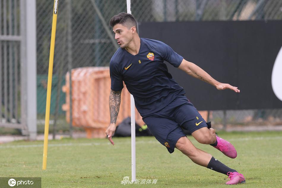 在教练组的注视下，罗马球员们正在进行高强度的体能冲刺。飞扬的草屑和球员紧绷的肌肉线条，定格了这一刻特里戈里亚基地的战斗气息。