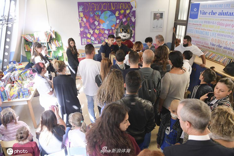 从高处俯拍的镜头下，佩罗蒂被一群穿着罗马球衣的小患者围坐在中间，他双手撑着膝盖，脸上洋溢着发自内心的灿烂笑容，仿佛这一刻他也变回了那个热爱足球的少年。