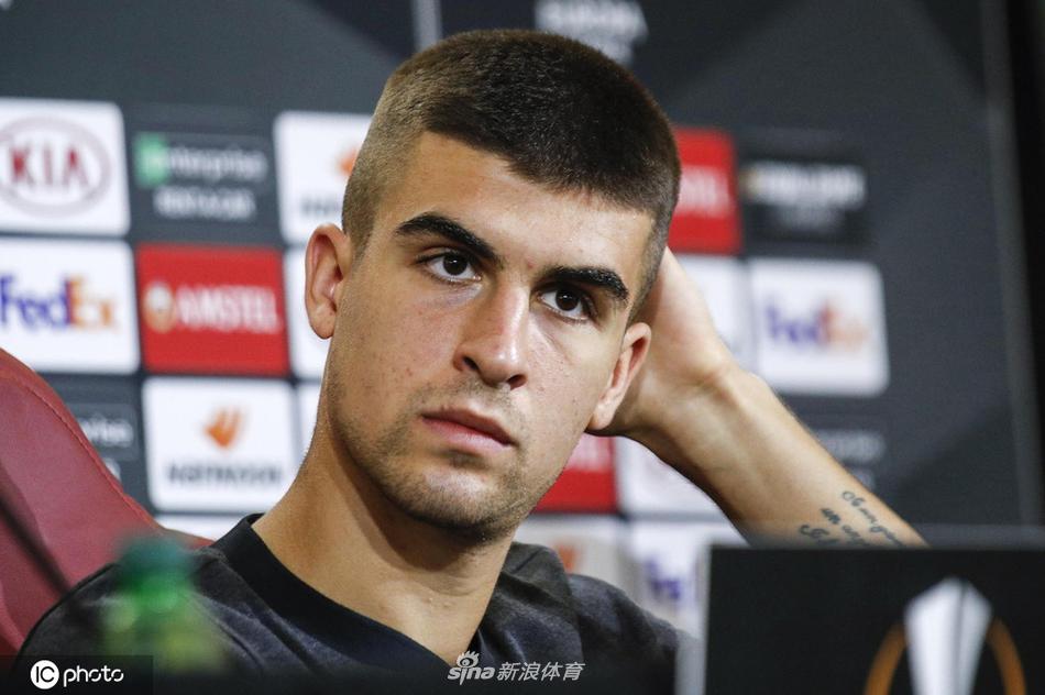 新闻发布会上，聚光灯打在丰塞卡的脸上，他正侧身倾听记者的提问，右手微微抬起准备回答，神情严肃而专注，仿佛正在脑海中快速构建应对强敌的战术蓝图。