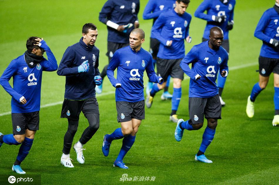 热身运动中，波尔图门将伸展双臂，如同即将展翅的巨龙，身后的教练组成员目光如炬，紧盯着每一个细节，空气中弥漫着大战前的紧张与兴奋。