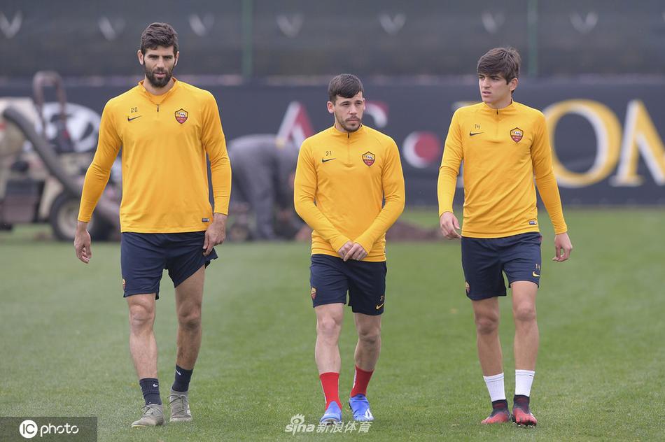 狼王引领，罗马众将围圈鼓劲，战意凝结在罗马Trigoria训练基地的冷风中。