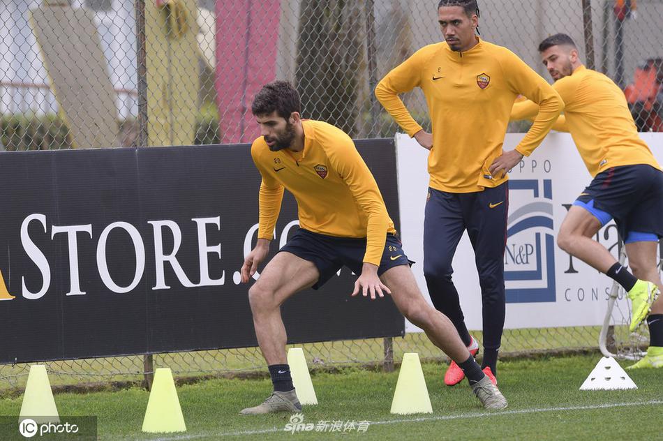 主帅丰塞卡双手插兜，目光深邃地注视场内，他的战术板即将在欧战赛场接受检验。